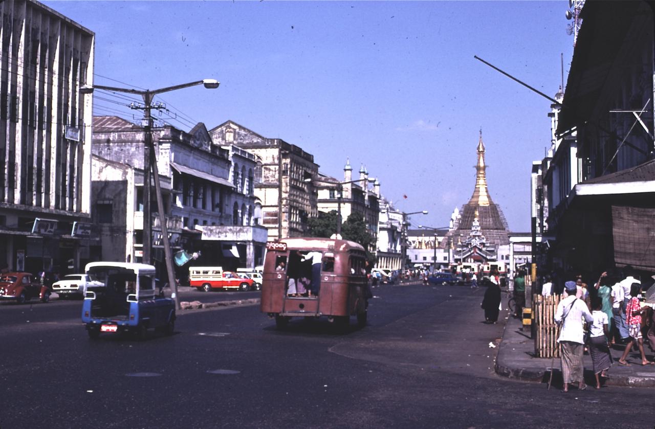 RANGOON : la pagode SULE en 1981
