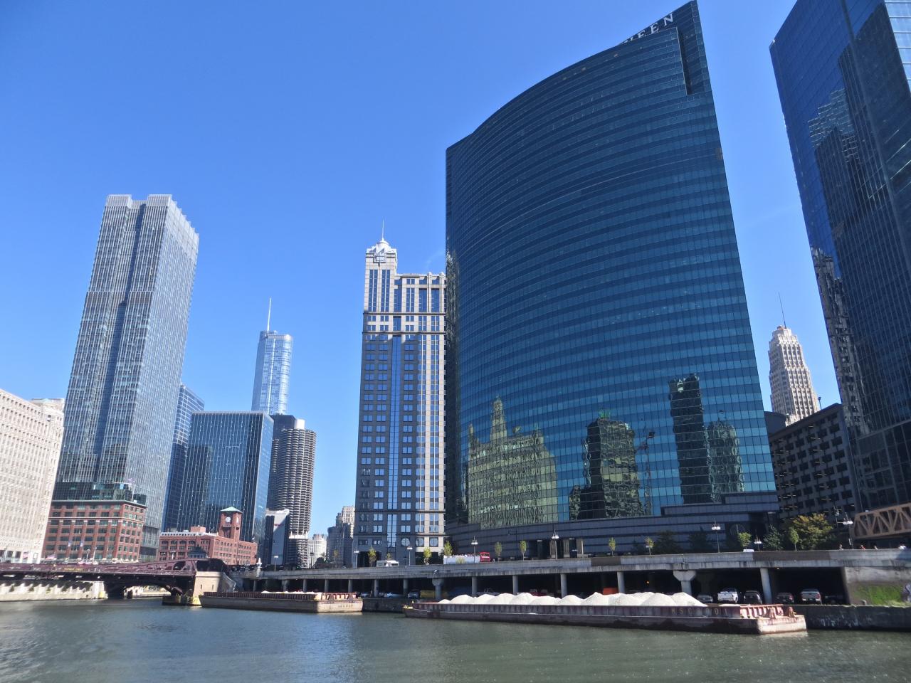 CHICAGO : immeubles construits au ras de la Chicago River