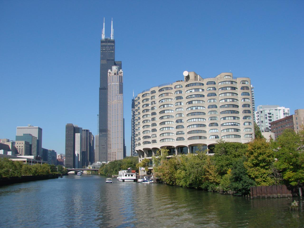 CHICAGO : la Willis tower au bord de la Chicago River