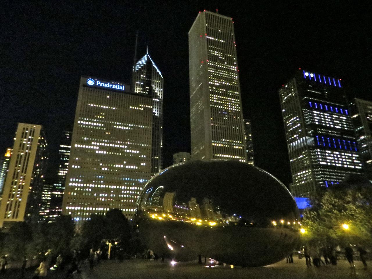 CHICAGO : la Cloud Gate la nuit : fantastique aussi !