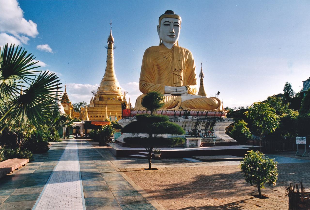 MONYWA : Bouddha peint, pagode dorée . . .