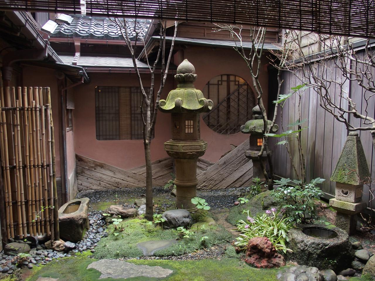 KANAZAWA : jardin intérieur d'une maison de geisha