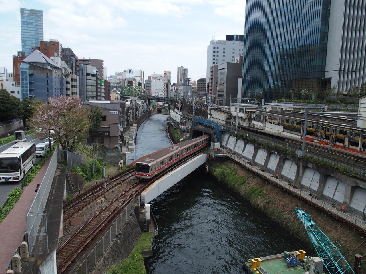TOKYO : route, canal et train à KANDA