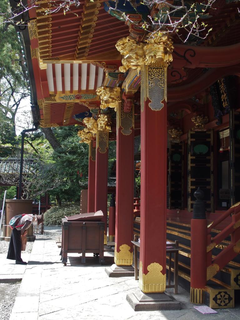 TOKYO : prière au temple NEZU