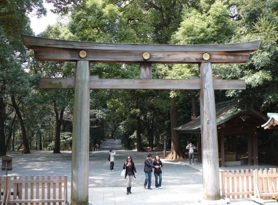 Le grand torii en bois du jardin Meiji