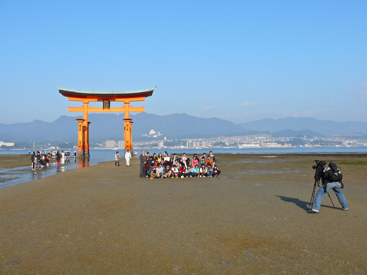 Deux symboles du JAPON : le torii et la photo de groupe