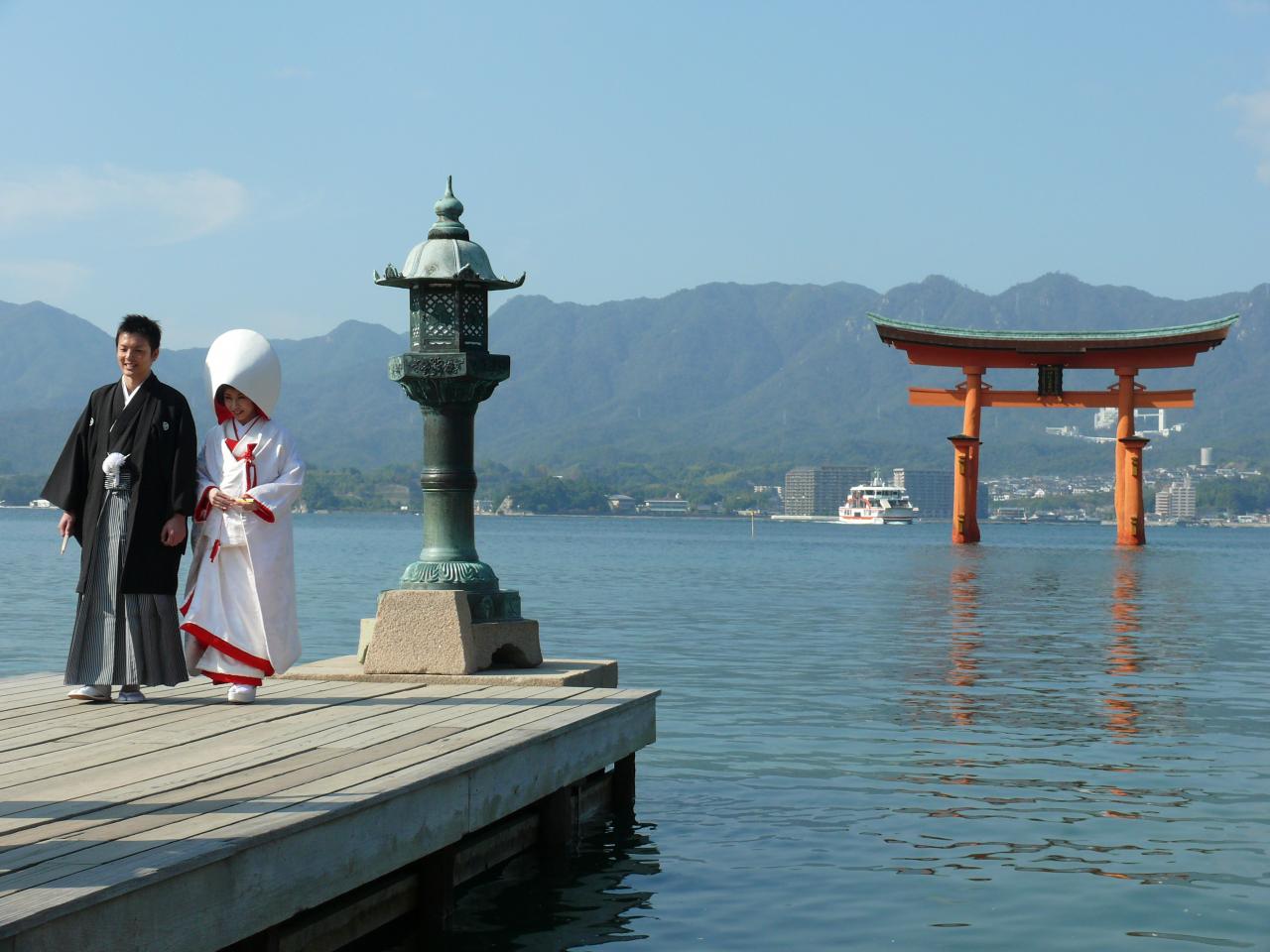 Mariage traditionnel Shinto devant le torii.