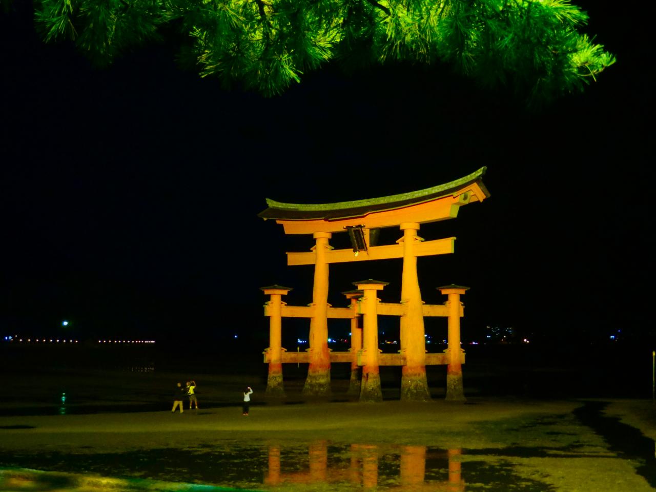 . . . et la nuit le torii est divinement éclairé . . .
