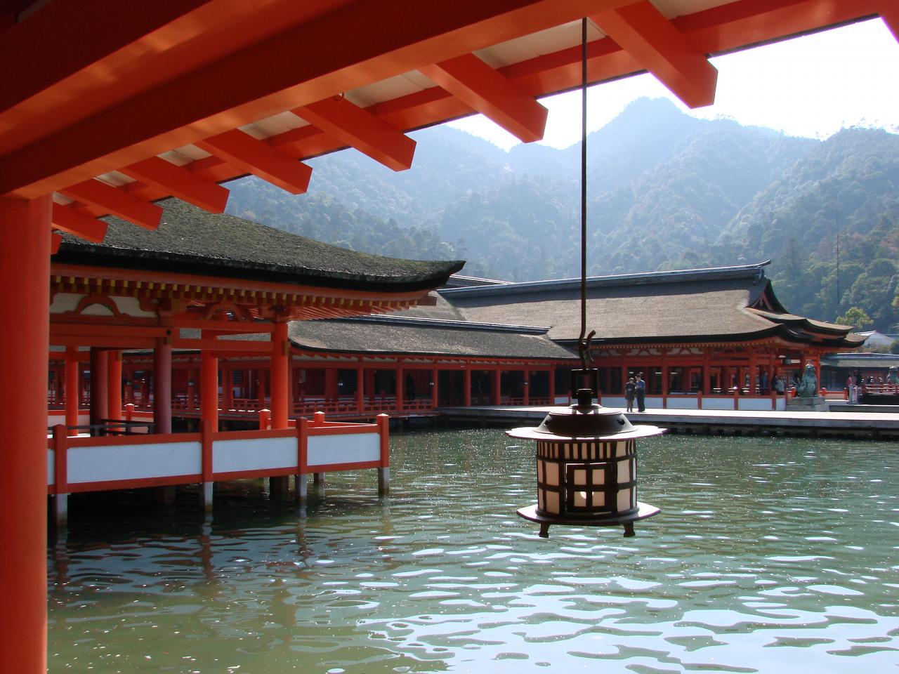Le sanctuaire d' ITSUKUSHIMA : ses lanternes et ses galeries.