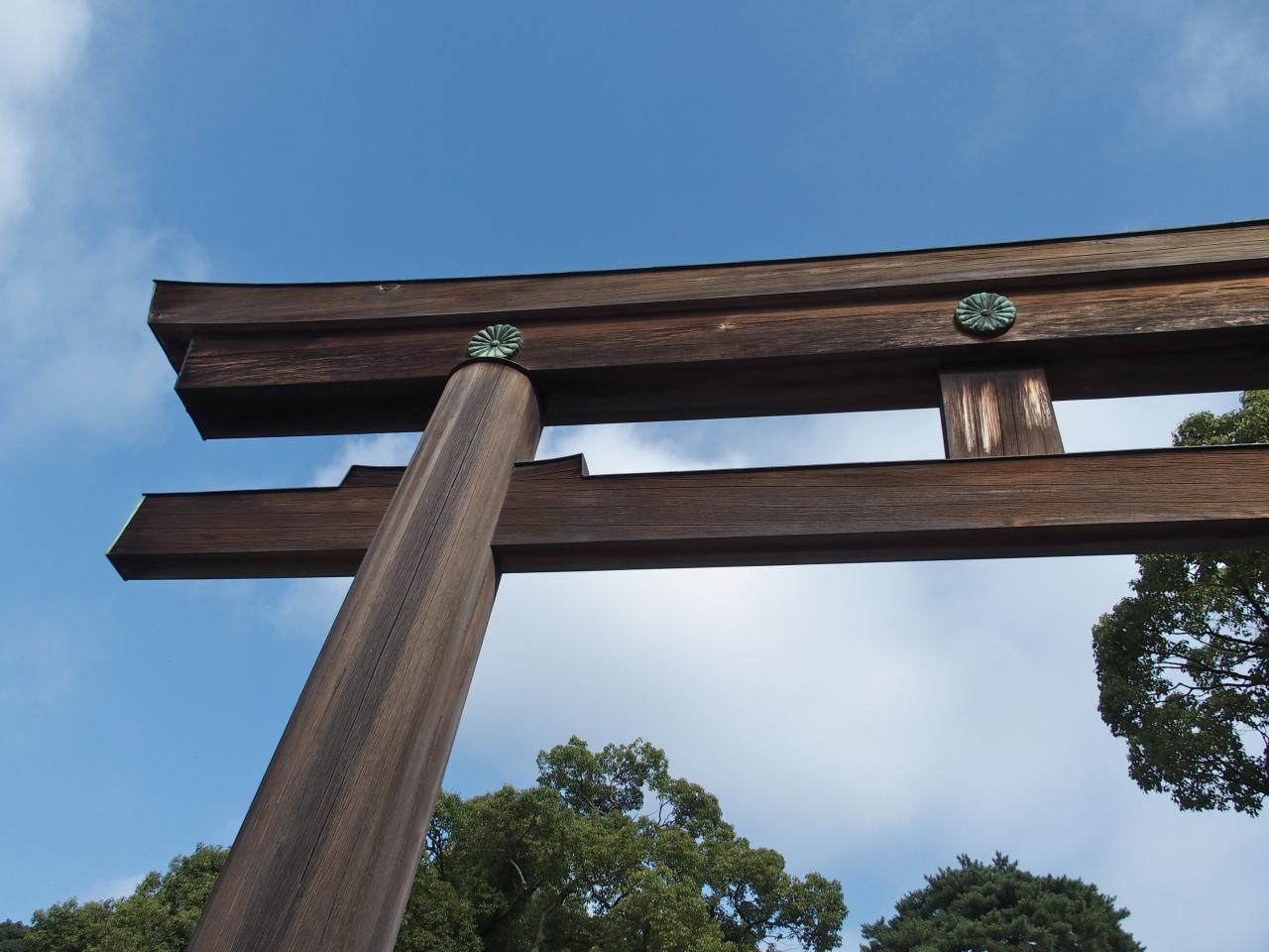Le grand torii en bois marquant l'entrée du sanctuaire Meiji