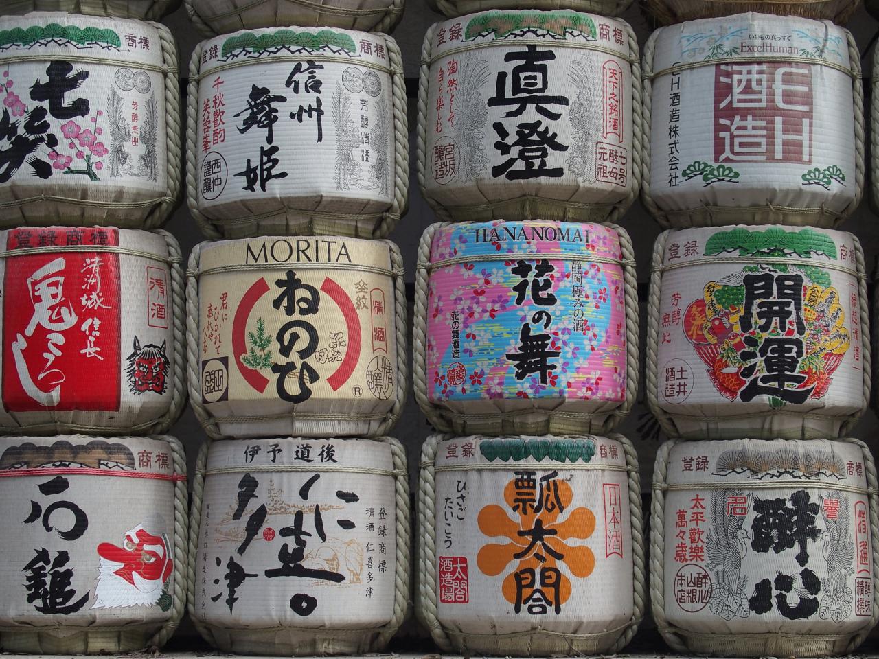 Offrandes de saké au sanctuaire Meiji