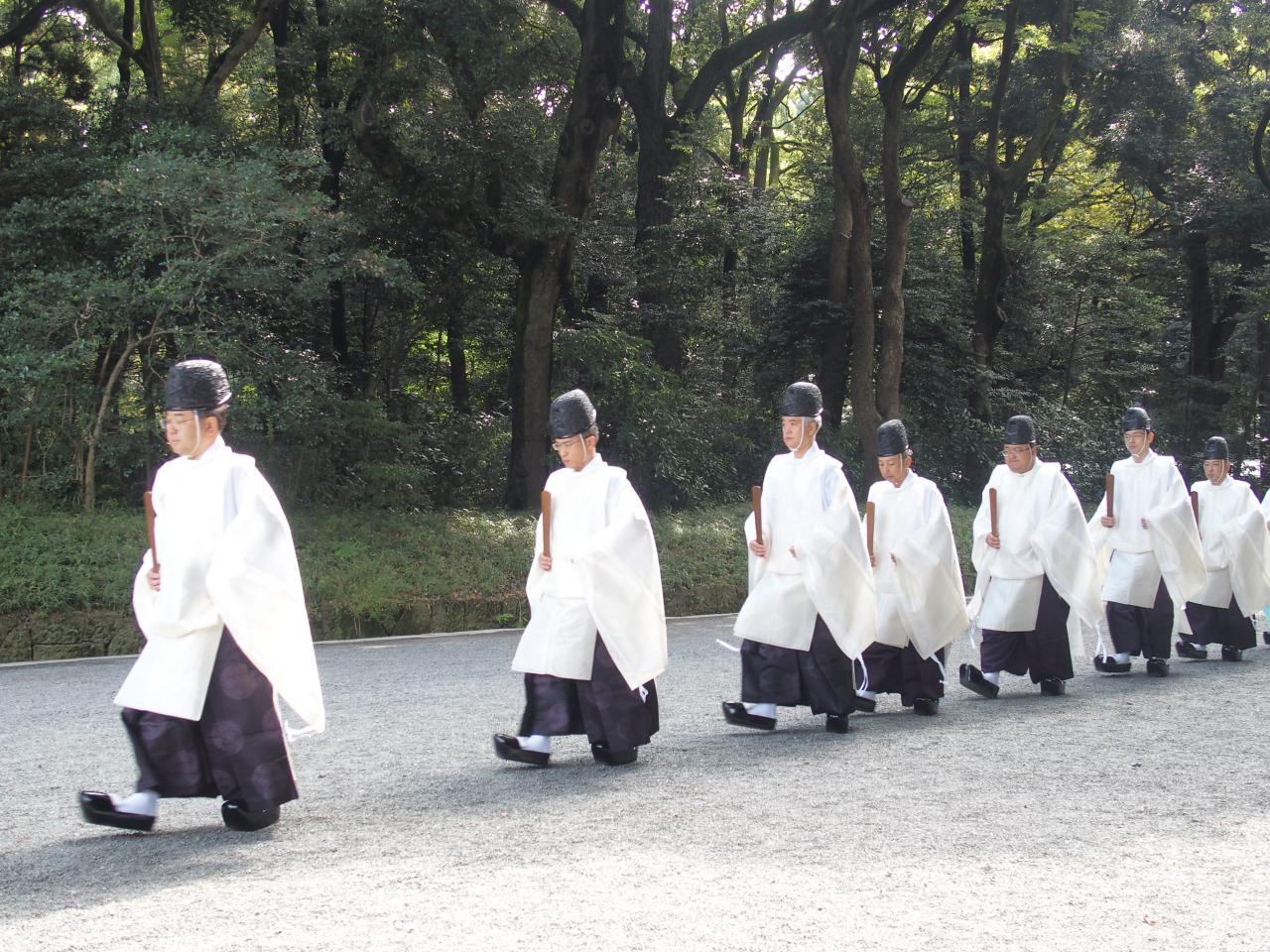 Prêtres shintos au sanctuaire Meiji