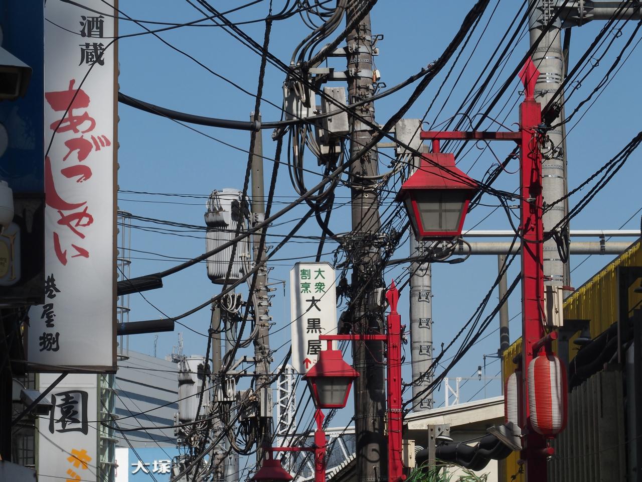 Câbles et poteaux bien typiques des villes japonaises