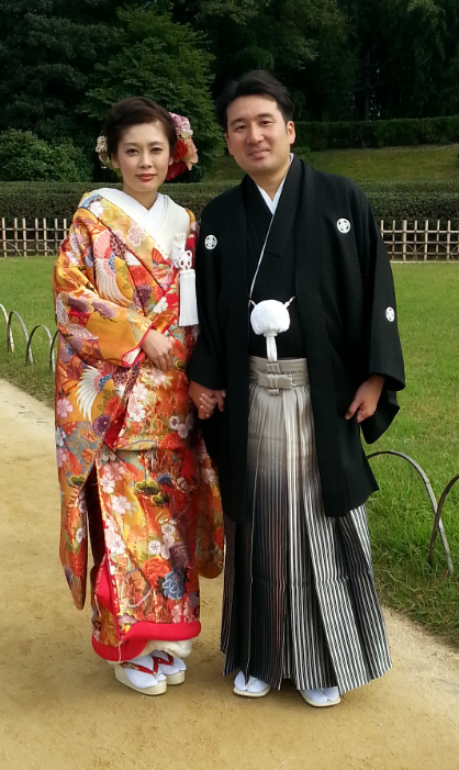 Mariés en habits traditionnels japonais