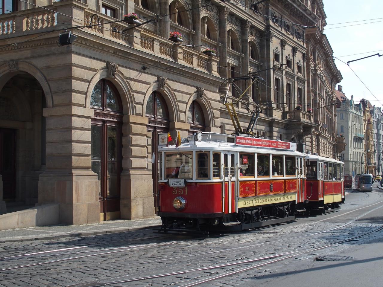 Un des vieux tramway de Prague