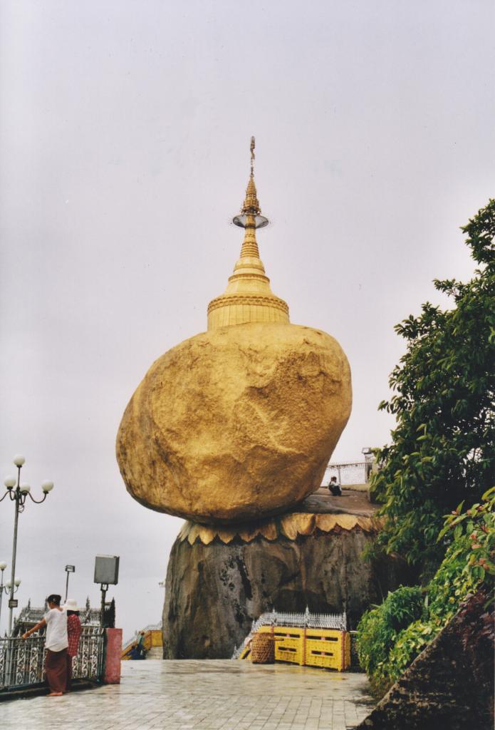 A quatre heures de route de BAGO : le rocher d'or