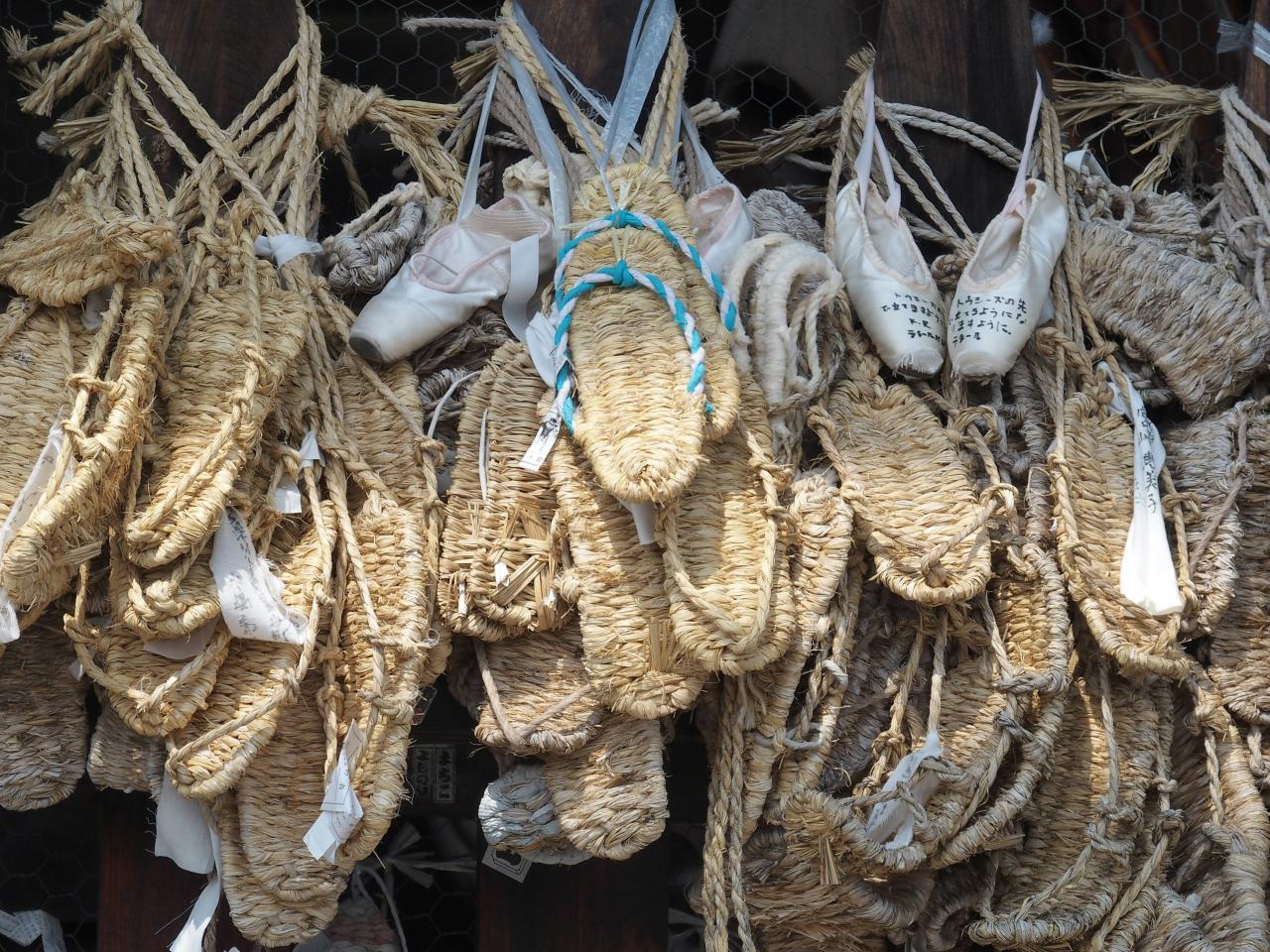 NAGANO : sandales en offrandes