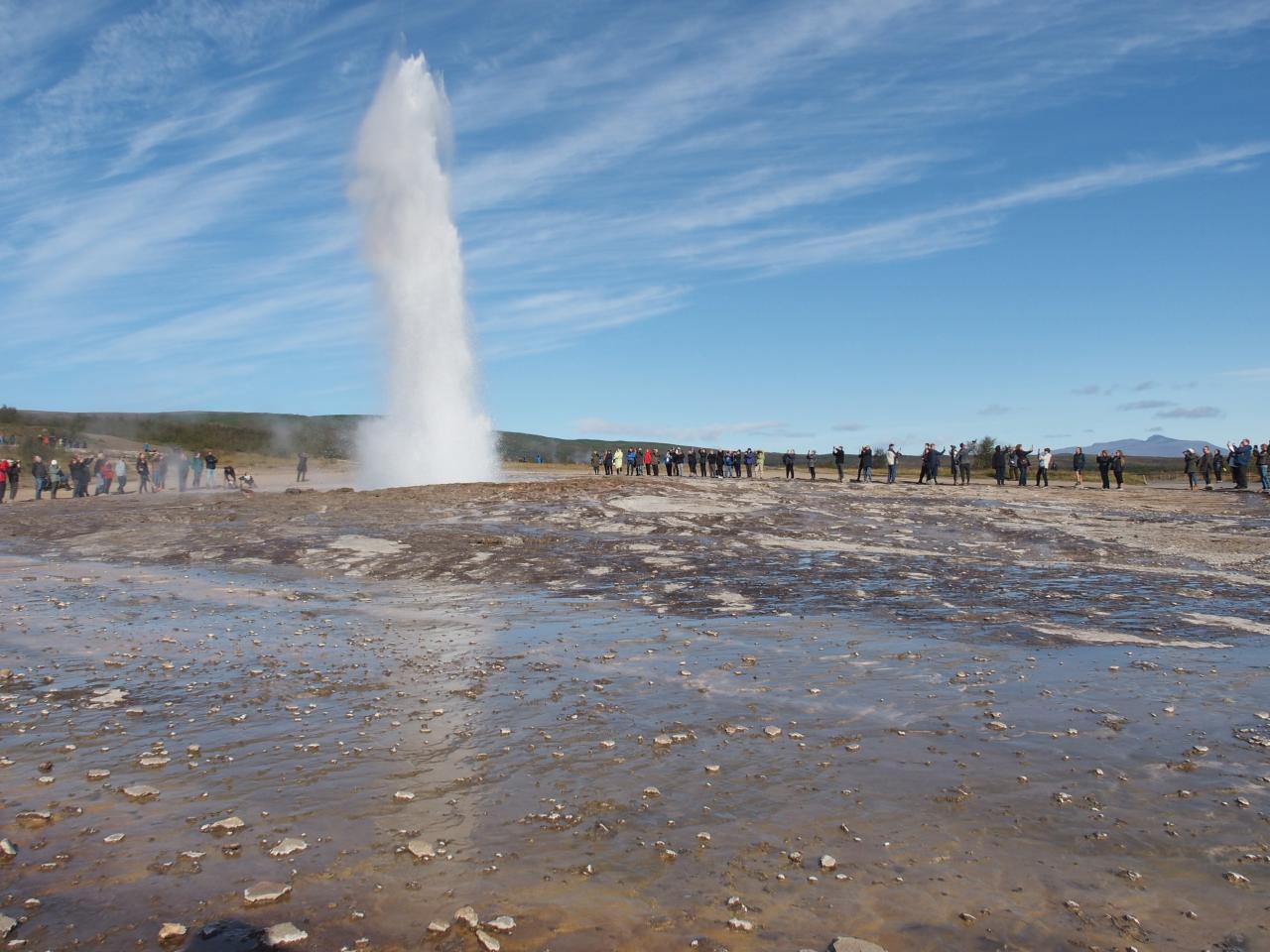À Geysir, le Strokkur jaillit toutes les 3-4 minutes