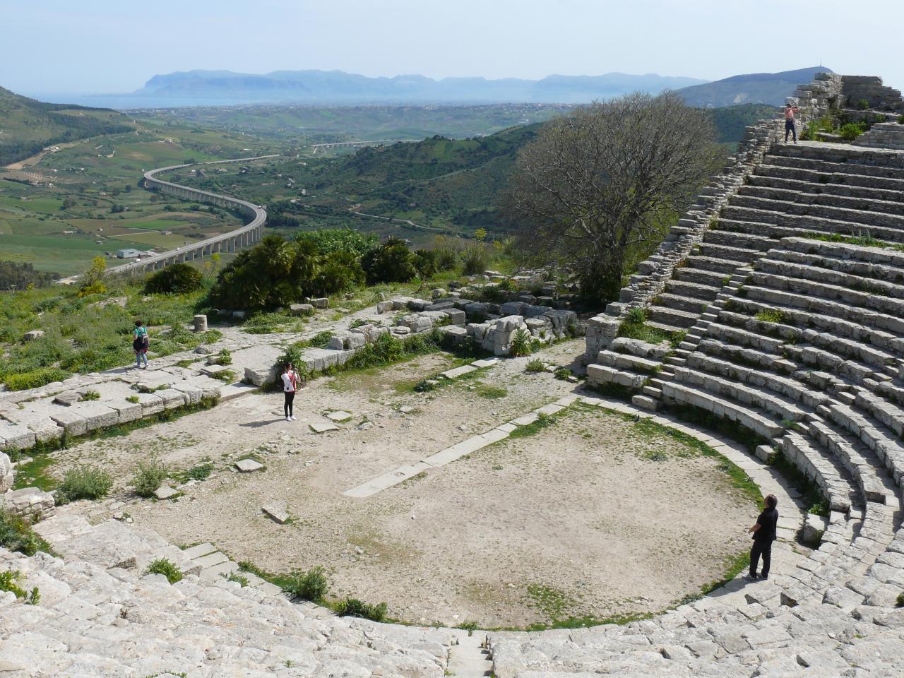 SEGESTE : le théâtre domine la plaine jusqu'à la mer,