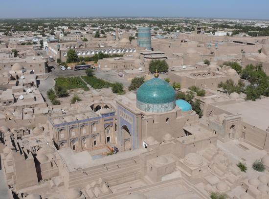 KHIVA : vue de l'Ichan-Qala depuis le haut du minaret Islam Hodja