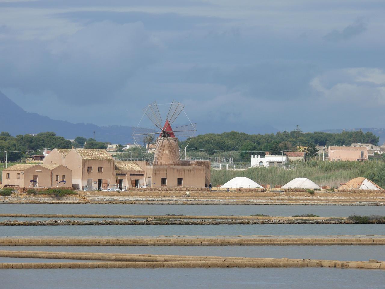 MARSALA : les tas de sel vont être protégés par des tuiles